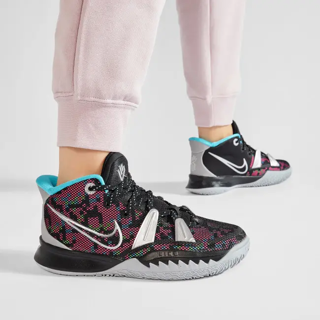 Alternative view of Giày Nike Kyrie 7 GS 'Pixel Camo' CT4080-008
