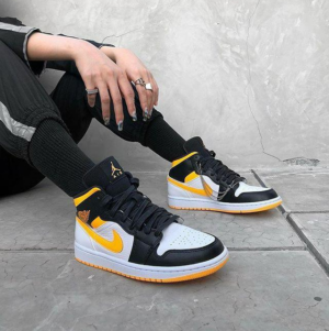 Alternative view of Giày Nike Air Jordan 1 Mid 'Laser Orange Black' CV5276-107