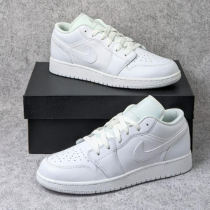 Giay Nike Air Jordan 1 Low GS 2023 'Triple White' 553560-136