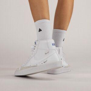 Alternative view of Giày Nike Wmns Blazer Mid '77 SE 'Sisterhood White Metallic Silver' CZ4627-100