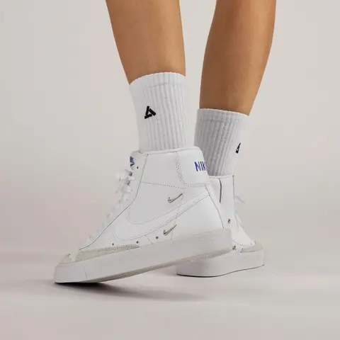 Alternative view of Giày Nike Wmns Blazer Mid '77 SE 'Sisterhood White Metallic Silver' CZ4627-100