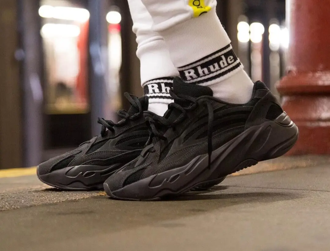 Alternative view of Giày Adidas Yeezy Boost 700 V2 'Vanta' FU6684