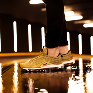 Alternative view of Giày Nike Air Max 97 OG QS 'Metallic Gold' 884421-700