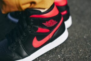 Alternative view of Giày Nike Wmns Air Jordan 1 Mid 'Siren Red' BQ6472-004