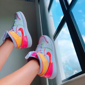 Alternative view of Giày Nike Air Jordan 1 Mid SE GS 'Edge Glow' CV4611-100