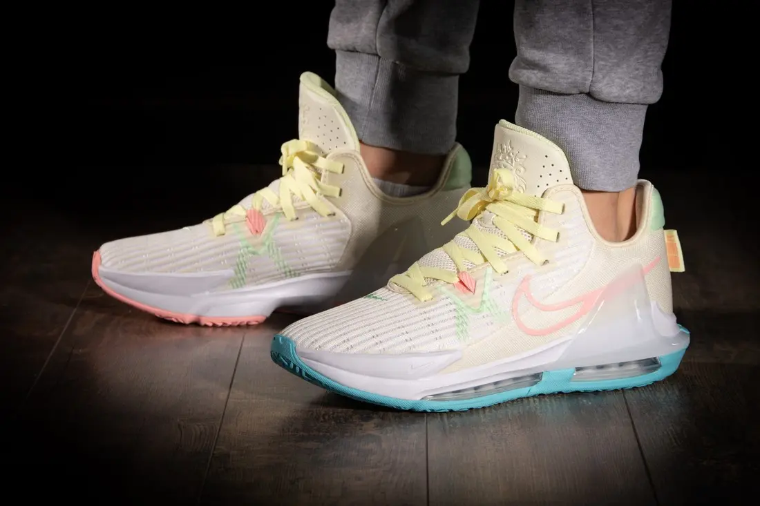 Giay Nike LeBron Witness 6 'Easter' CZ4052-103
