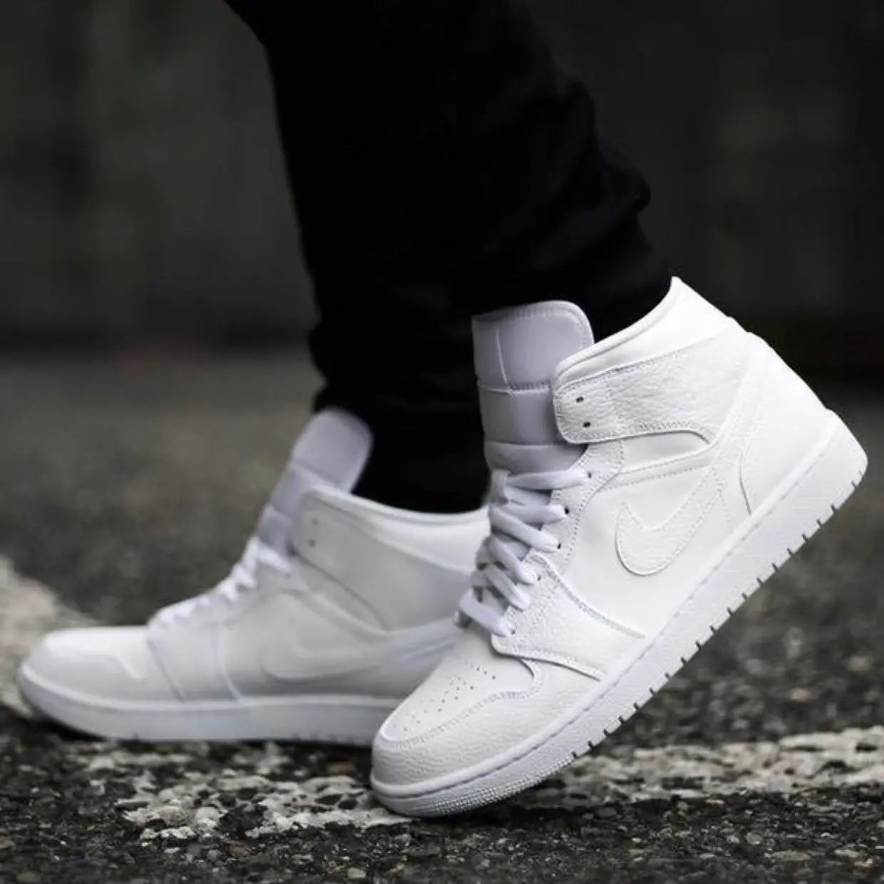 Alternative view of Giày Nike Air Jordan 1 Mid 'Triple White' 554724-130