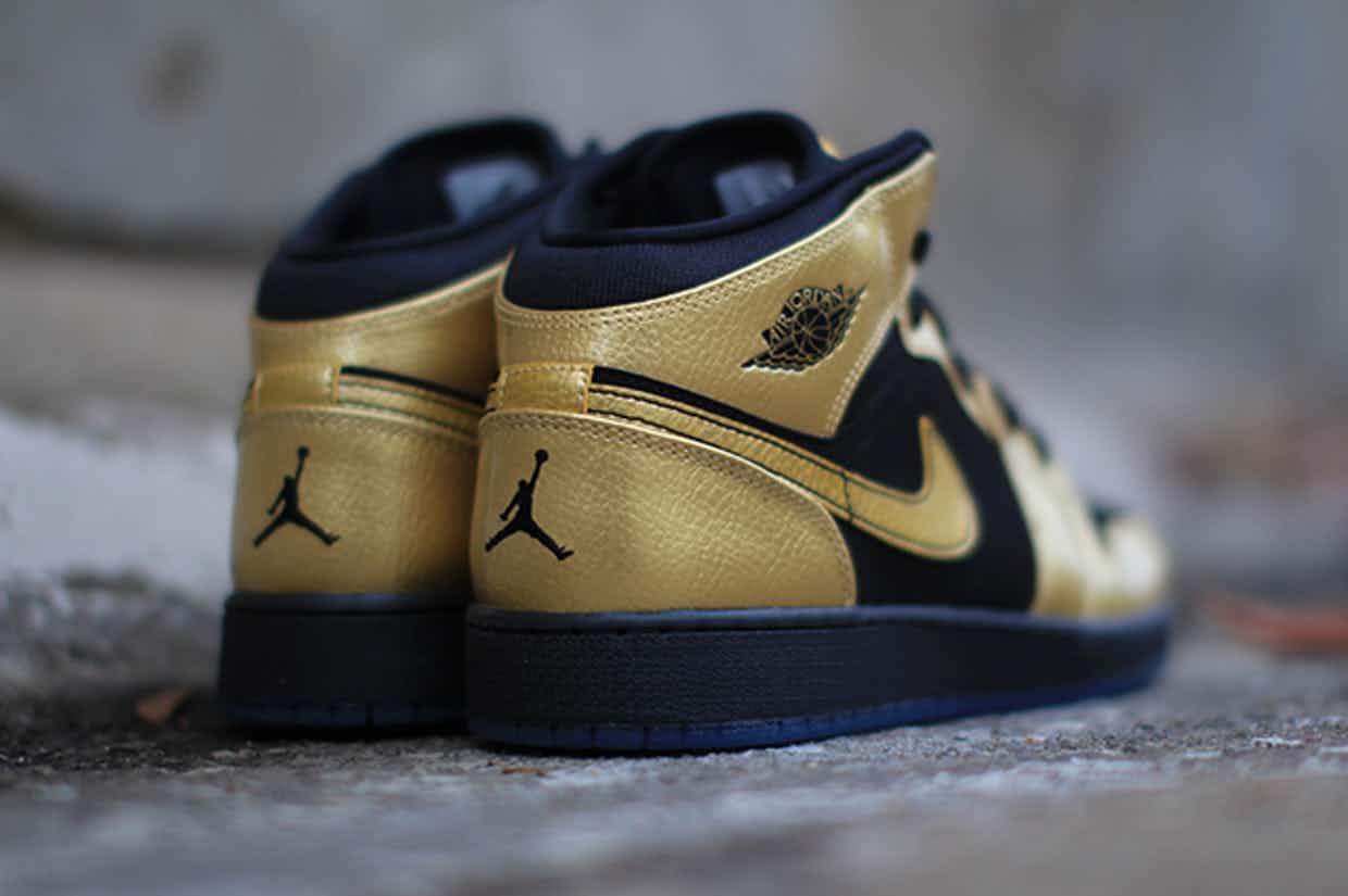 Giày Nike Air Jordan 1 Mid 'Metallic Gold Coin Black' 555112-905 - Ảnh 5
