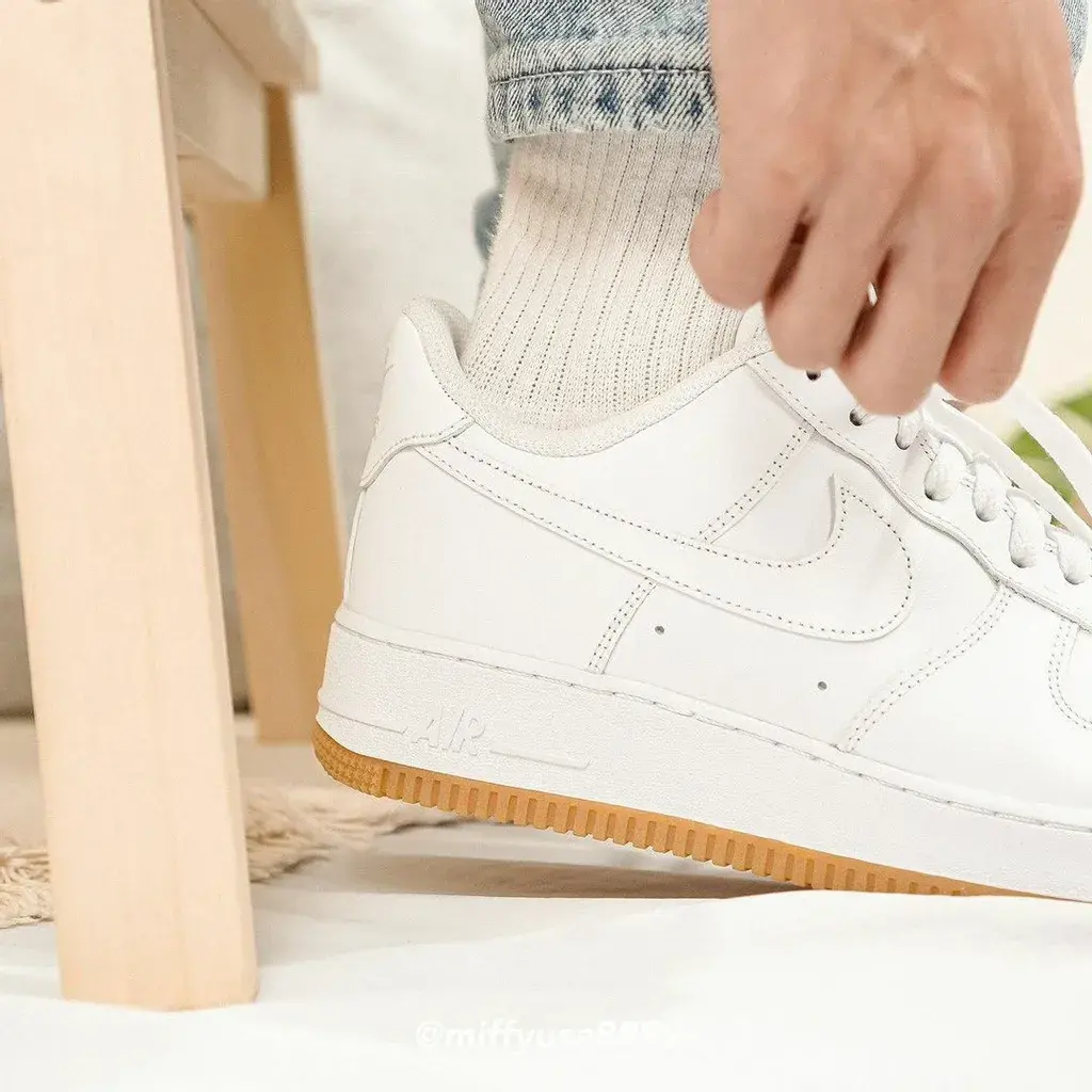 Alternative view of Giày Nike Air Force 1 07 White Gum Light Brown DJ2739-100