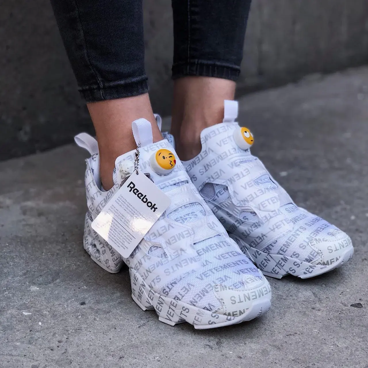 Alternative view of Giày Reebok VETEMENTS x InstaPump Fury Emoji CN3765