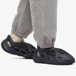 Alternative view of Dép Adidas Yeezy Foam Runner 'Mineral Blue' GV7903