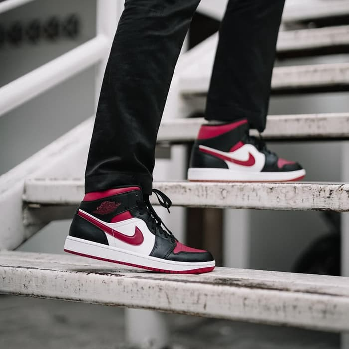 Giày Nike Air Jordan 1 Mid 'Bred Toe' 554724-066 - Ảnh 3