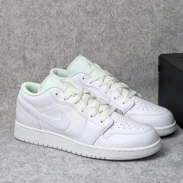 Giay Nike Air Jordan 1 Low GS 2023 'Triple White' 553560-136