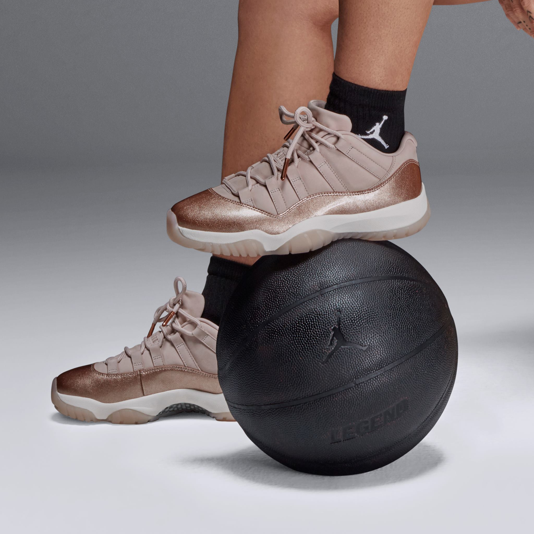 Giày Nike Wmns Air Jordan 11 Low 'Rose Gold' AH7860-105 - Ảnh 3