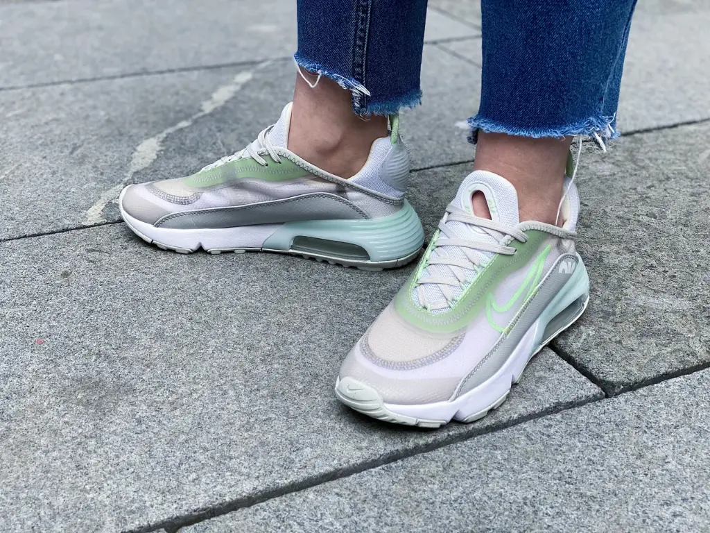 Alternative view of Giày Nike Air Max 2090 'Barely Volt' CT1091-001