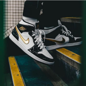 Alternative view of Giày Nike Air Jordan 1 Mid Patent 'Black Gold' 852542-007