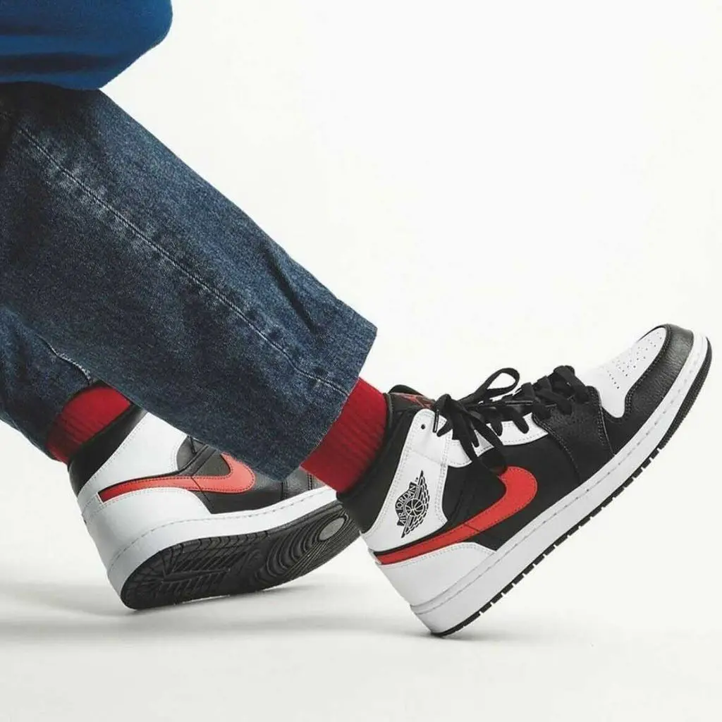 Alternative view of Giày Nike Air Jordan 1 Mid 'Chile Red' 554724-075