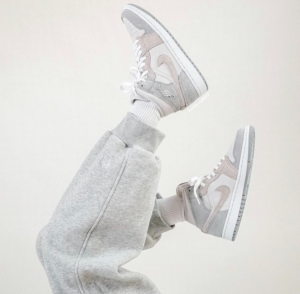 Alternative view of Giày Nike Air Jordan 1 Mid Wmns &#039;Particle Grey&#039; DO7139-002