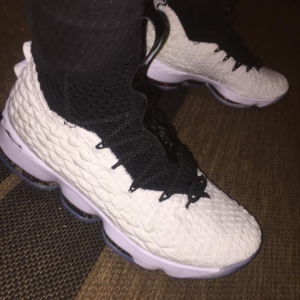 Alternative view of Giày Nike Lebron 15 GS 'Graffiti' AQ6176-100