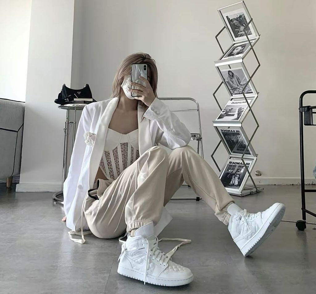 Giày Nike Wmns Air Jordan 1 Mid SE 'White Quilted' DB6078-100 - Ảnh 3