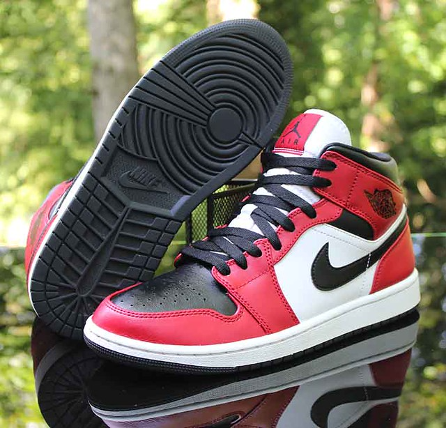 Giày Nike Air Jordan 1 Mid 'Chicago Black Toe' 554724-069 - Ảnh 12
