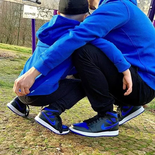Alternative view of Giày Nike Air Jordan 1 Mid 'Black Hyper Royal' 554724-068