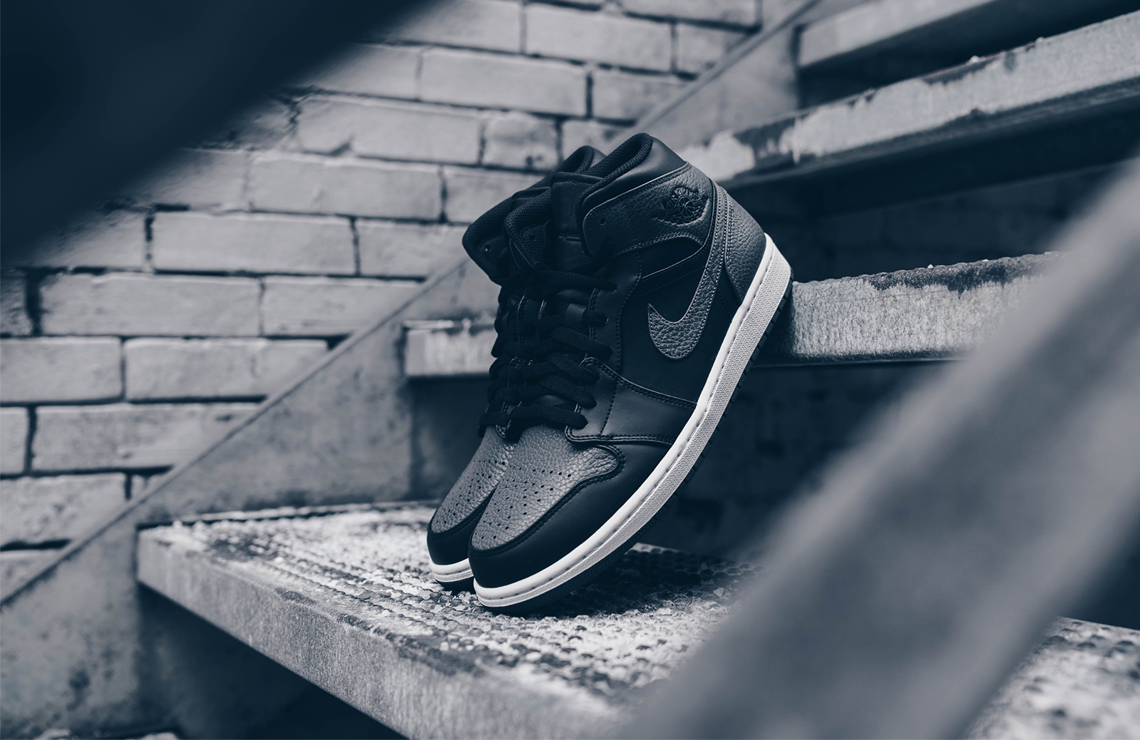 Giày Nike Air Jordan 1 Mid 'Tumbled Leather Grey' 554725-041 - Ảnh 3
