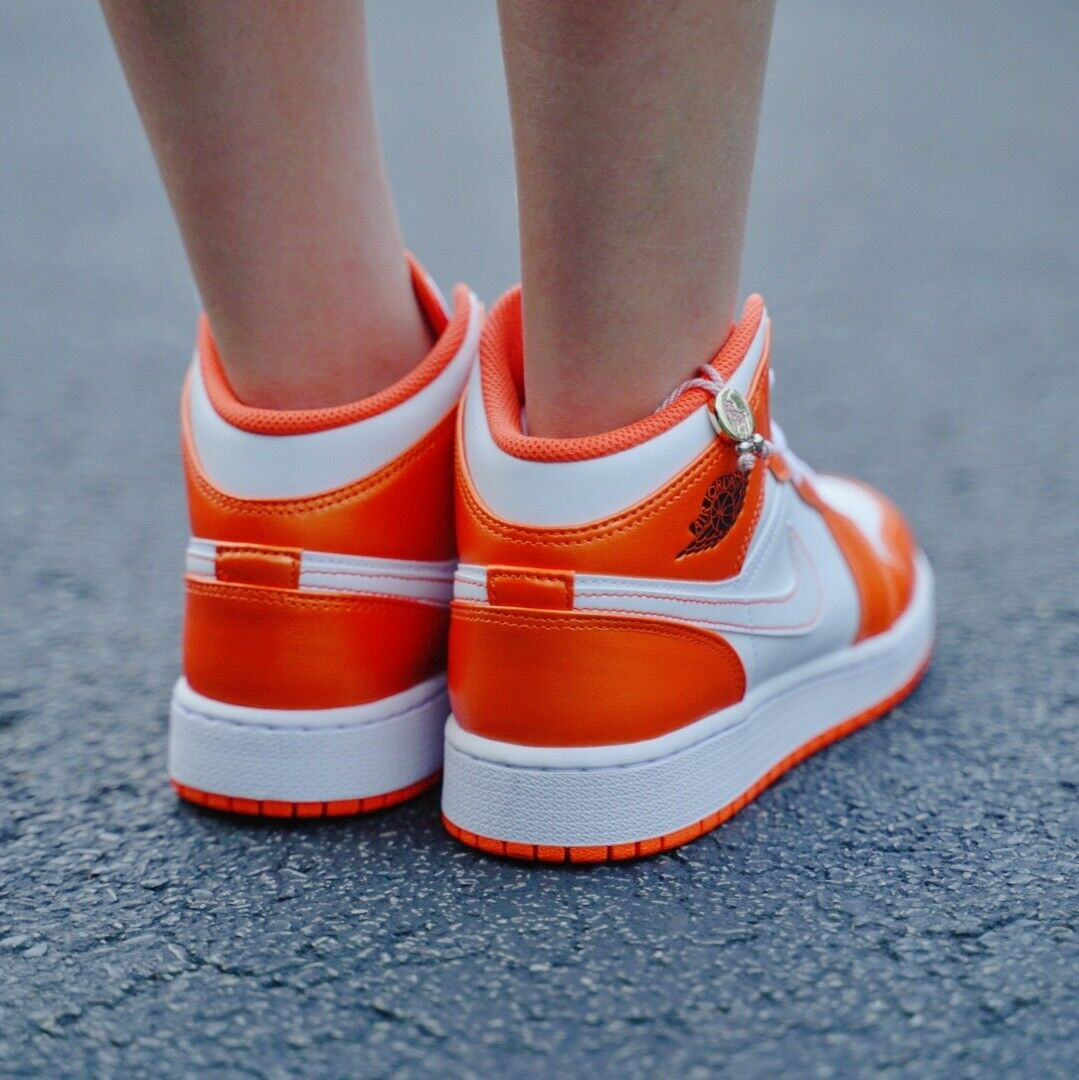 Giày Nike Air Jordan 1 Mid SE GS 'Electro Orange' DM4228-800 - Ảnh 3