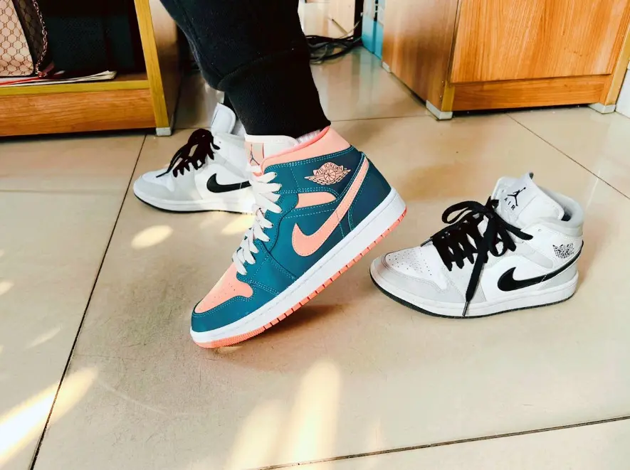 Alternative view of Giày Nike Air Jordan 1 Mid 'Pink Blue' BQ6472-308