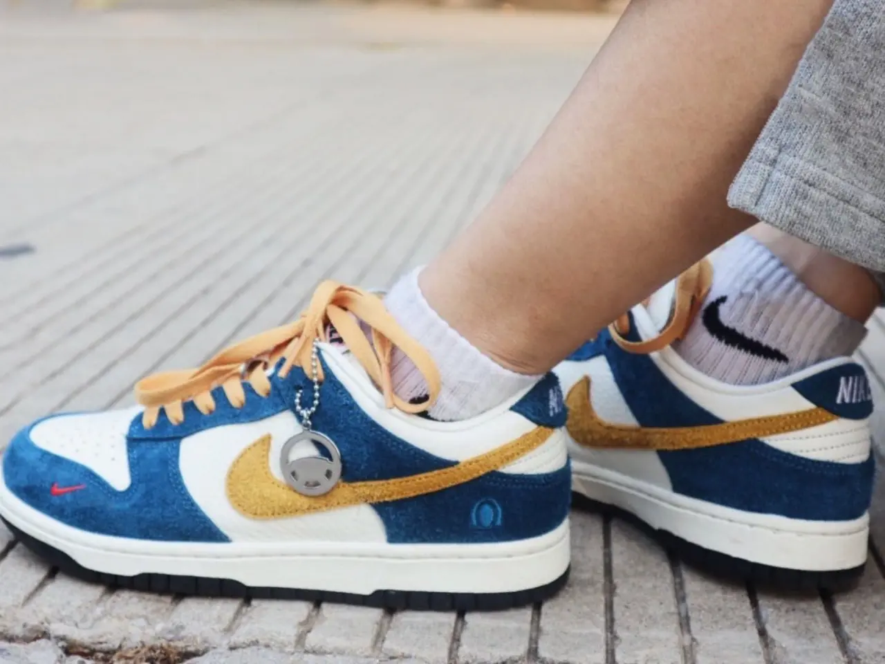Alternative view of Giày Nike Kasina x Dunk Low '80s Bus' CZ6501-100