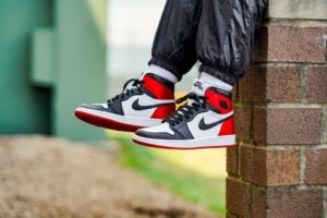 Alternative view of Giày Nike Air Jordan 1 Retro High 'Satin Black Toe' CD0461-016
