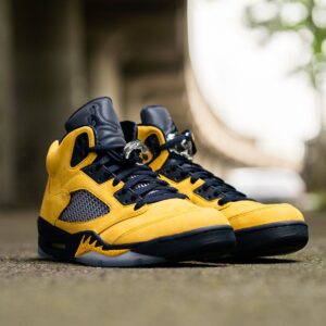 Alternative view of Giày Nike Air Jordan 5 Retro SP 'Michigan' CQ9541-704