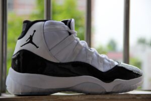 Alternative view of Giày Nike Air Jordan 11 Retro 'Concord' 2011 378037-107