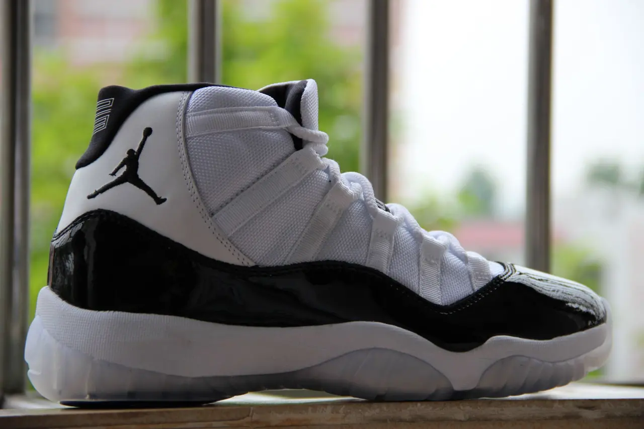Alternative view of Giày Nike Air Jordan 11 Retro 'Concord' 2011 378037-107