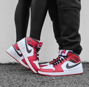Alternative view of Giày Nike Air Jordan 1 Mid Chicago 'White Toe' 554724-173
