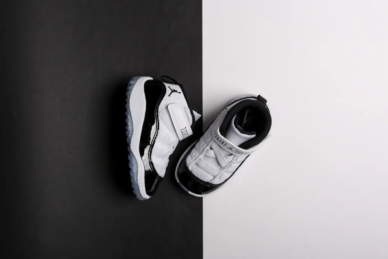 Alternative view of Giày Nike Air Jordan 11 Retro TD 'Concord' 2018 378040-100
