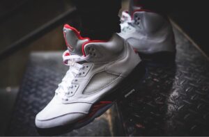Alternative view of Giày Nike Air Jordan 5 Retro GS 'Fire Red' 2020 440888-102