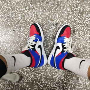 Alternative view of Giày Nike Air Jordan 1 Mid GS 'Top 3' 554725-124