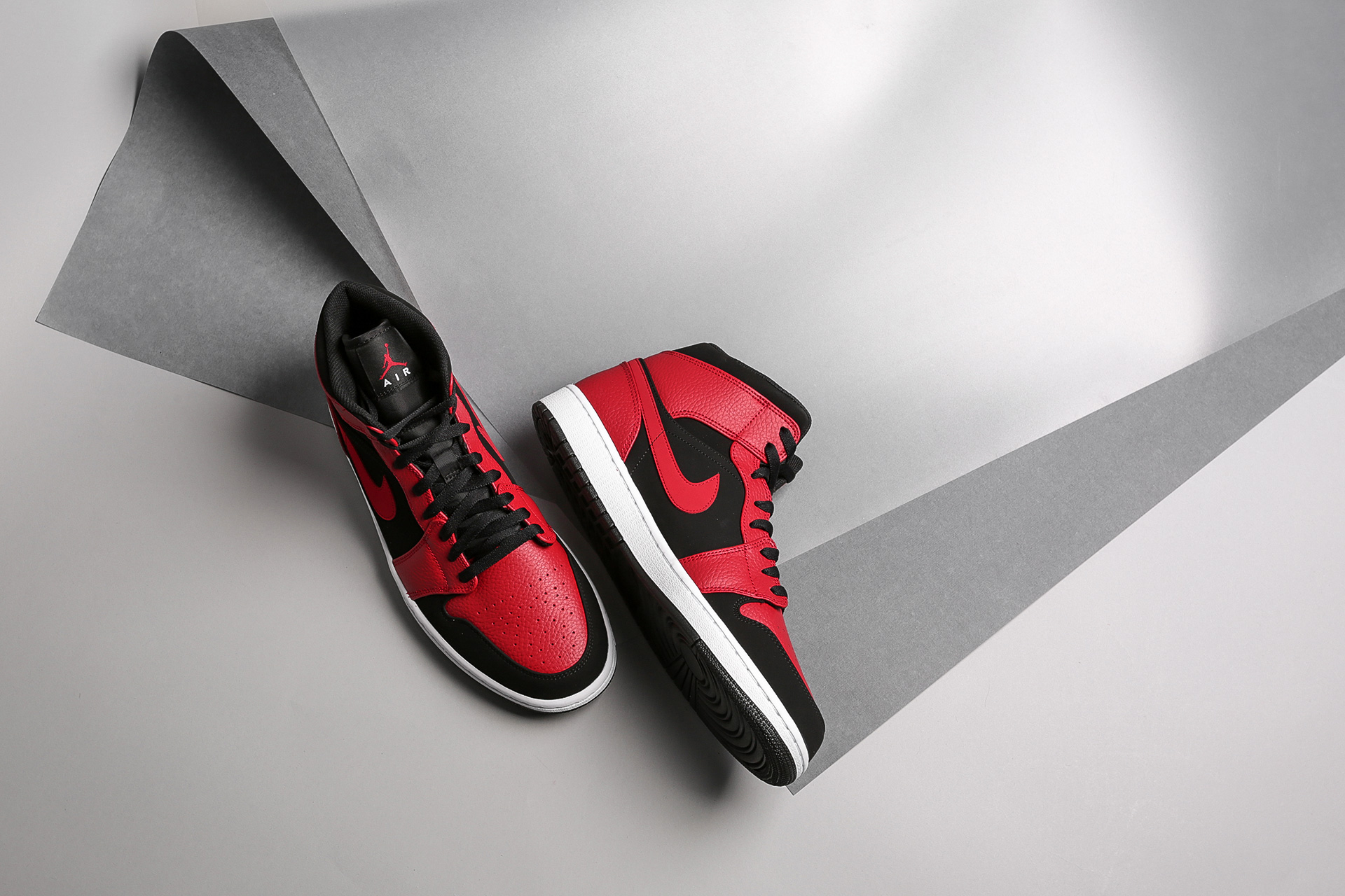 Giày Nike Air Jordan 1 Mid 'Reverse Bred' 554724-054 - Ảnh 4