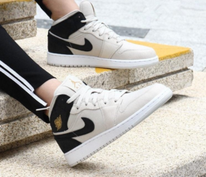 Alternative view of Giày Nike Air Jordan 1 Retro Mid GS 'Light Bone' 554725-023