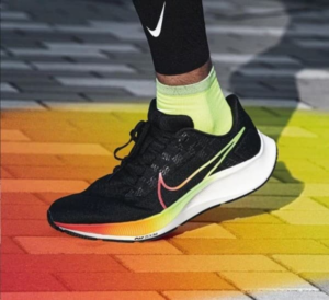 Alternative view of Giày Nike Air Zoom Pegasus 38 'Black Green Strike' DQ4994-010