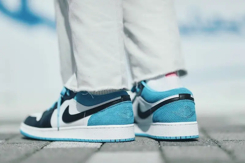 Alternative view of Giày Nike Air Jordan 1 Low 'Laser Blue' (GS) CT1564-004