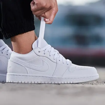 Alternative view of Giày Nike Air Jordan 1 Retro Low 'Pure Platinum' 553558-109