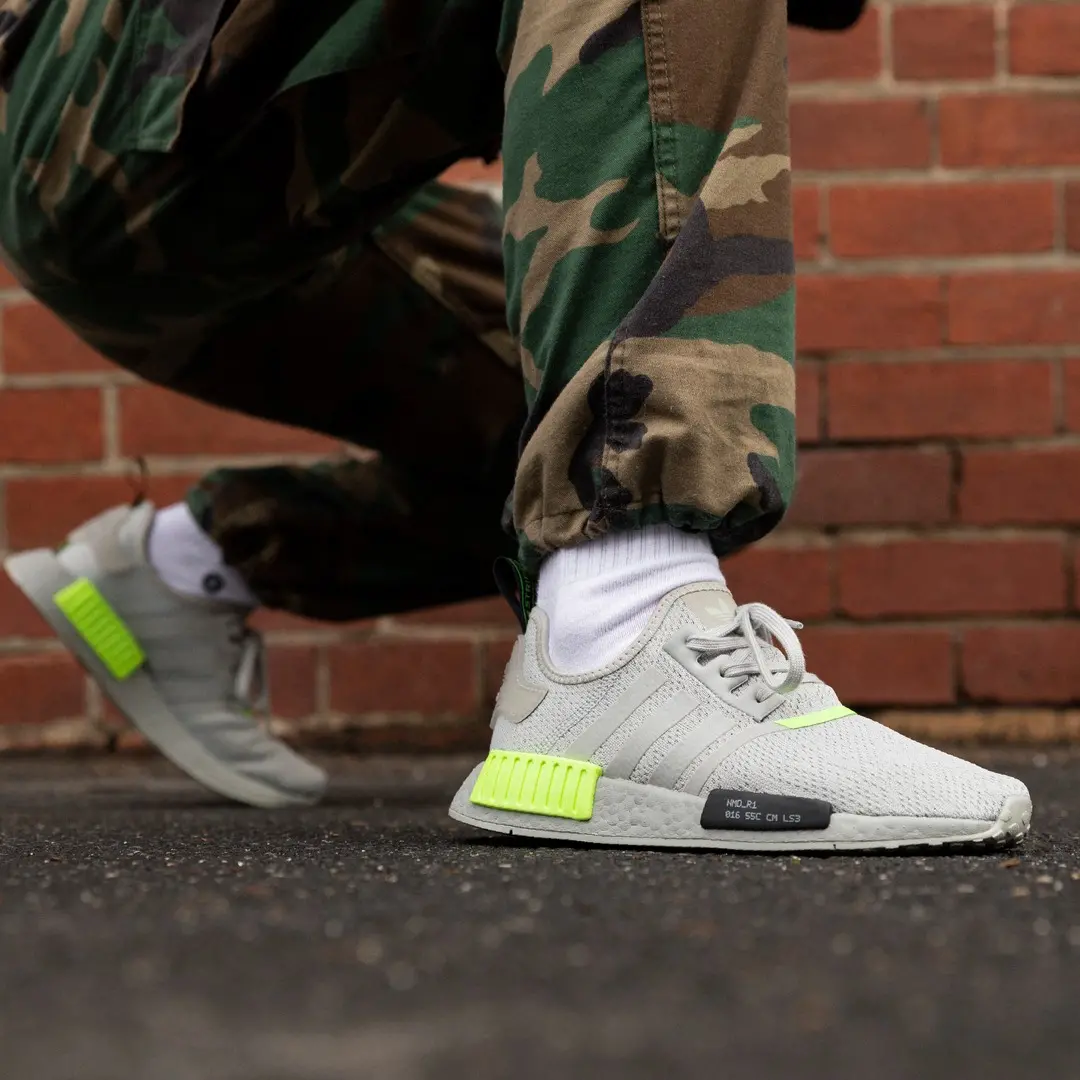 Alternative view of Giày Adidas NMD R1 'Signal Green' EH0044