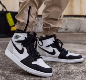 Alternative view of Giày Nike Air Jordan 1 Retro High OG 'Stage Haze' 555088-108