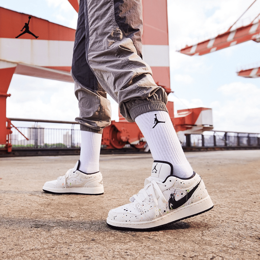 Giày Nike Air Jordan 1 Low SE GS 'Paint Splatter' DH3295-100 - Ảnh 2