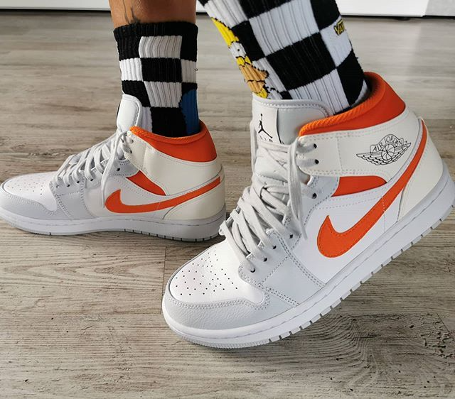 Giày Nike Air Jordan 1 Mid 'Starfish Pure Platinum' CW7591-100 - Ảnh 3