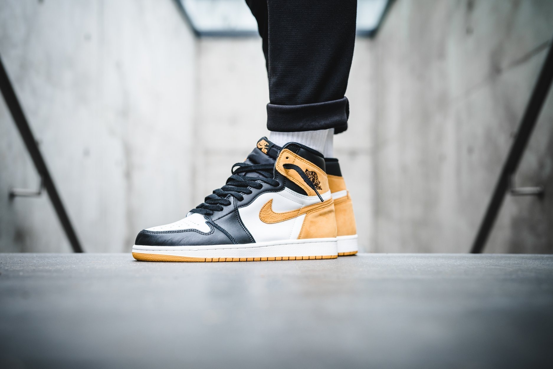 Giày Nike Air Jordan 1 Retro High 'Yellow Ochre' 555088-109 - Ảnh 2