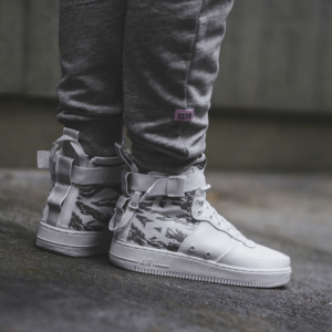 Alternative view of Giày Nike SF Air Force 1 Mid 'Winter Camo' AA1129-100