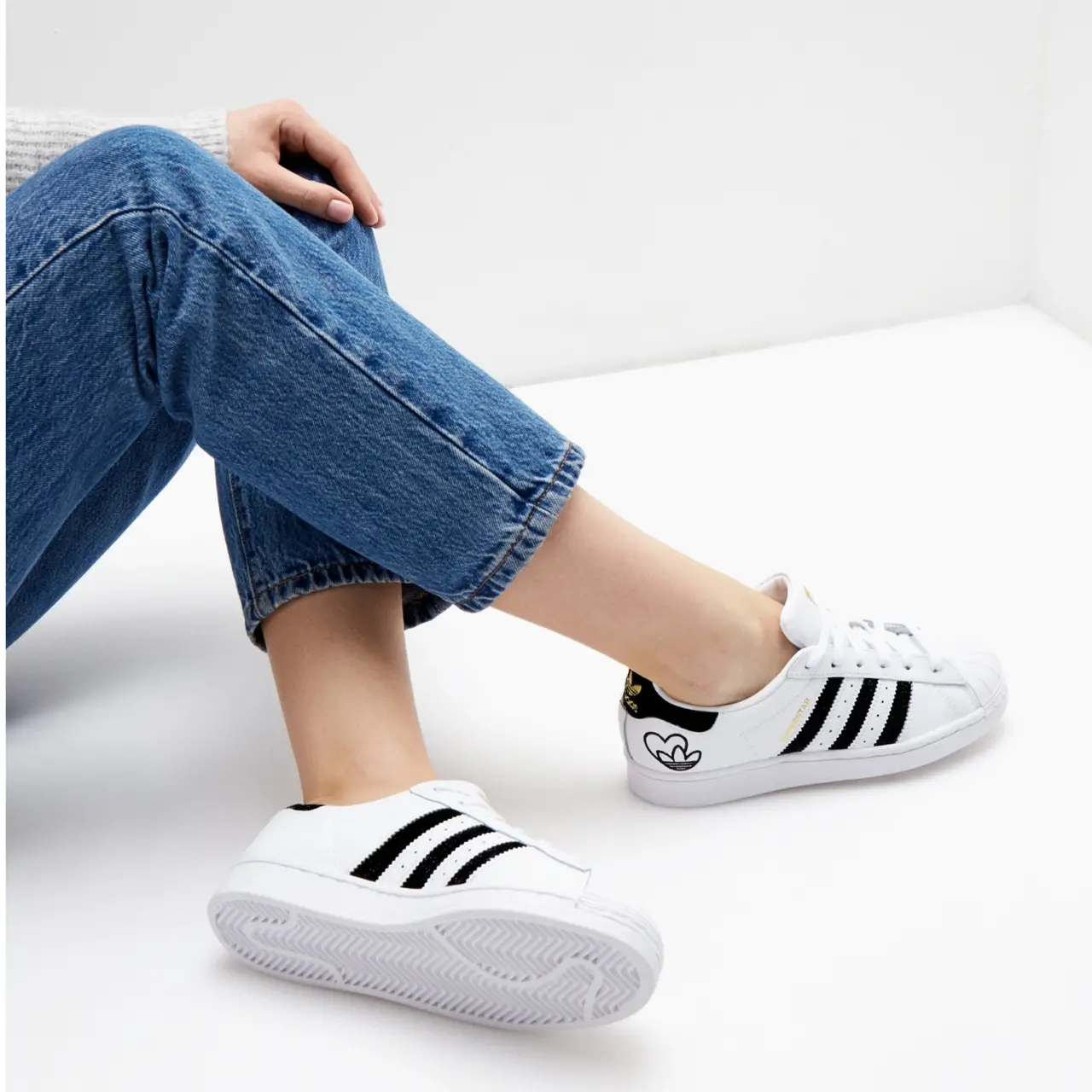 Alternative view of Giày Adidas Wmns Superstar 'Heart Logo White' FY4755